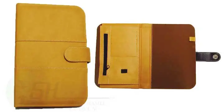 CARPETA CON APLICACIÓN, TREVILLA Y HERRAJE MATERIAL PIEL SINTETICA ITALIANA